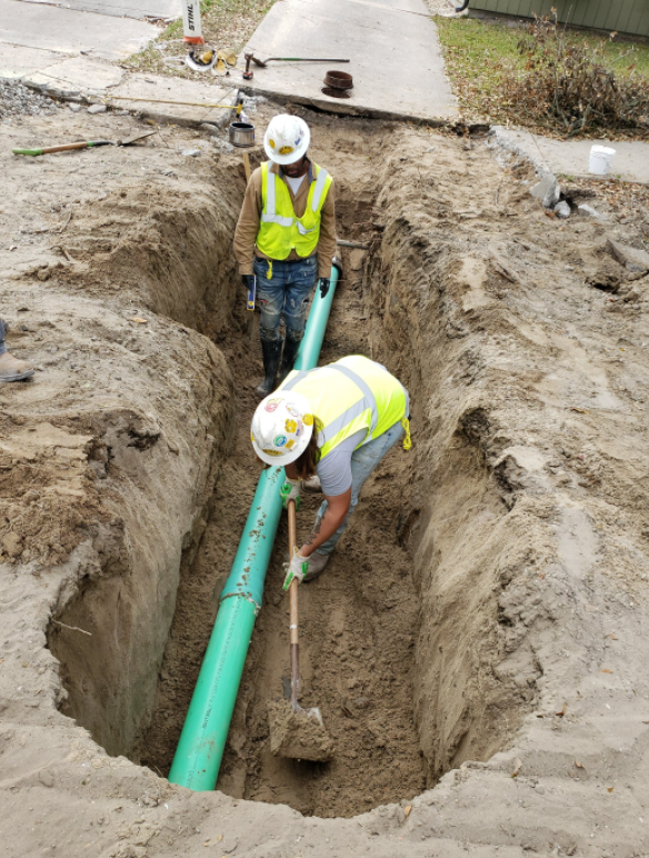 CREWS CONTINUE WATER LINE WORK ON THE LAKE TERRACE AND OAKS GROUP D PROJECT