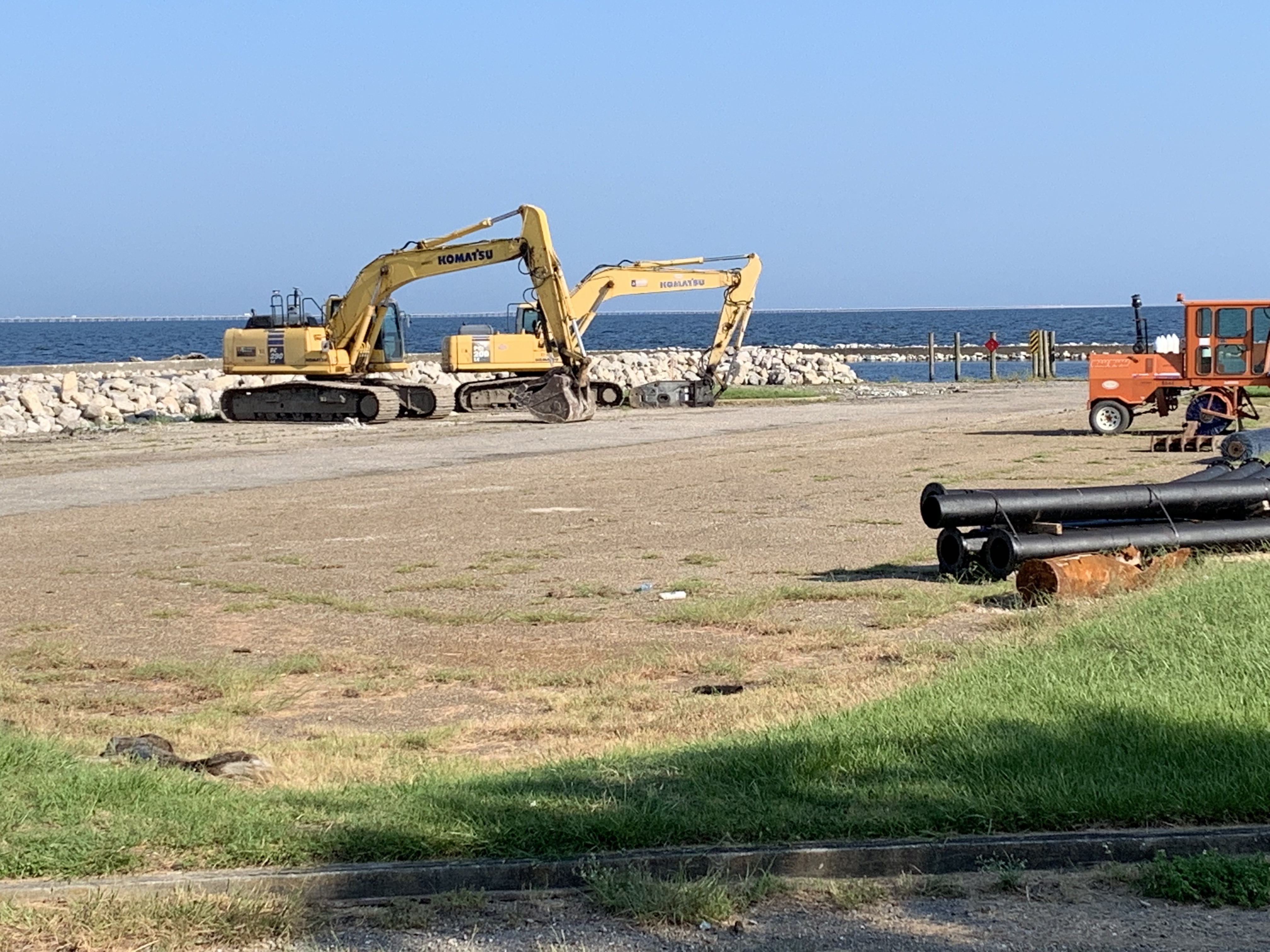 CREWS BEGIN TESTING THE DURABILITY OF RETAINING WALL ON BREAKWATER DRIVE PROJECT