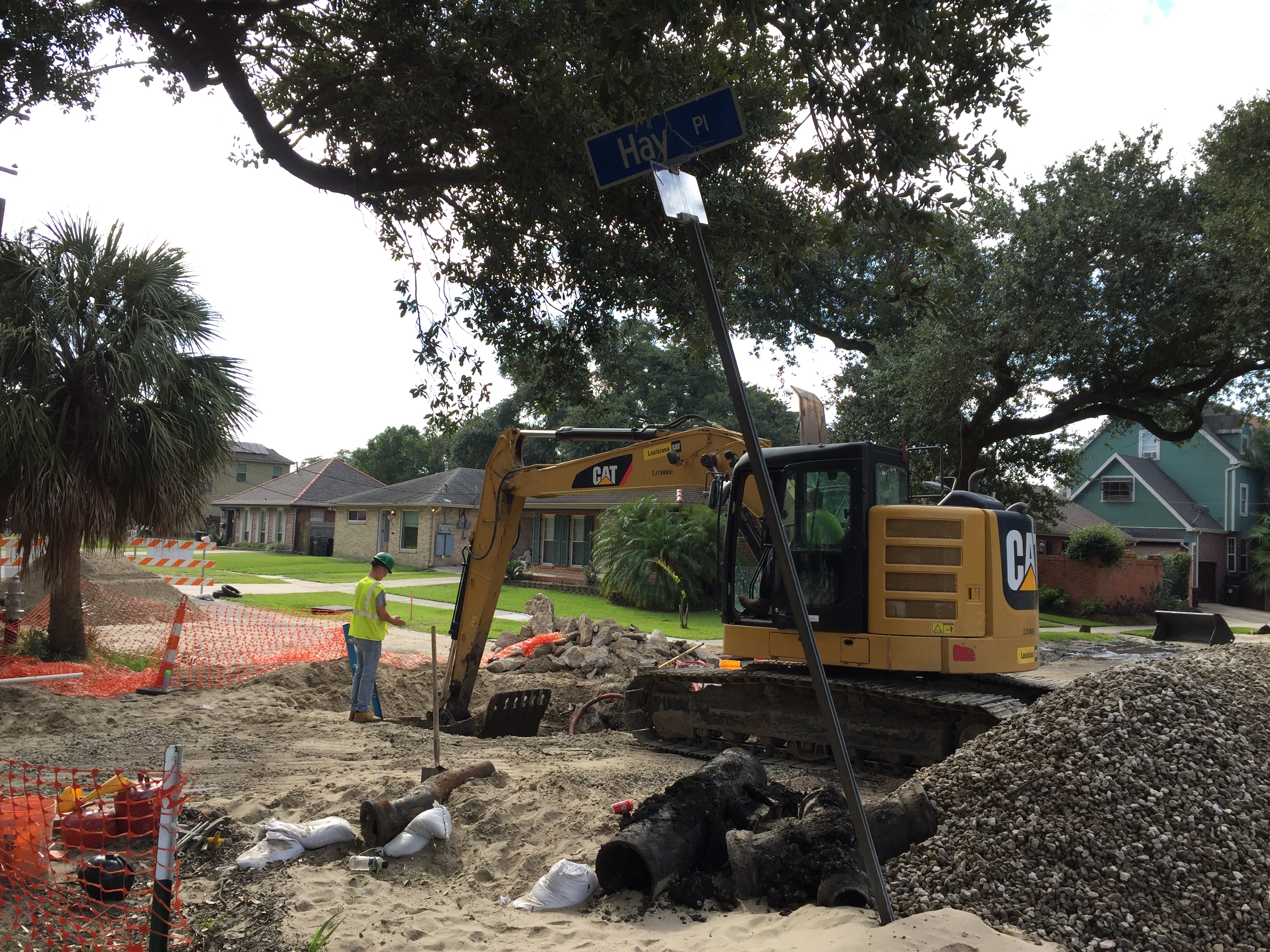 CONSTRUCTION CREWS ON FLEUR DE LIS DRIVE PHASE III PROJECT CONTINUE INSTALLING SEWER LINES ON NORTHBOUND LANE